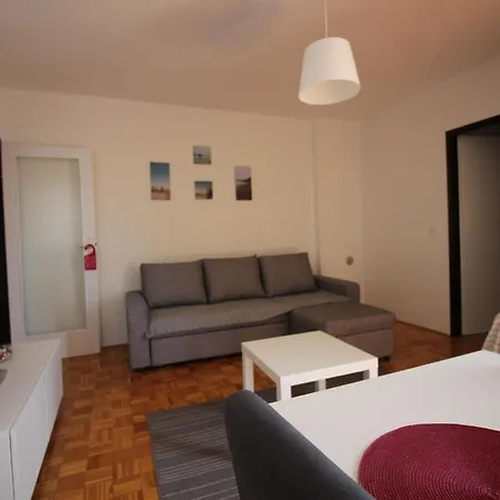 Fuer Zwei Erwachsene Und Zwei Apartment Novi Vinodolski