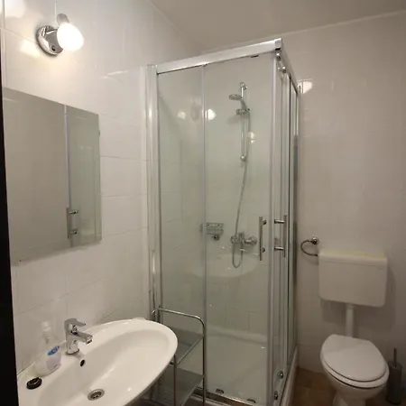 Apartment Fuer Zwei Erwachsene Und Zwei *