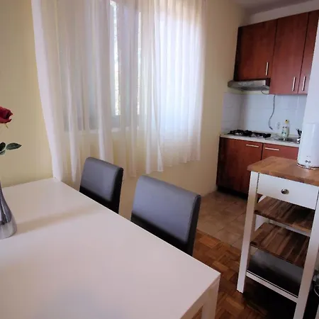 Apartment Fuer Zwei Erwachsene Und Zwei Novi Vinodolski